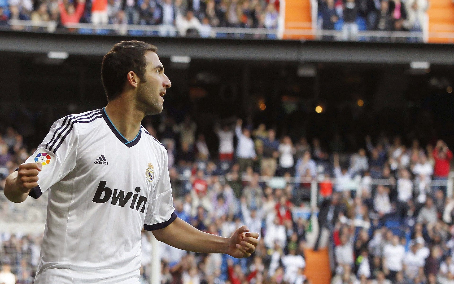 法国中卫红牌+乌龙,成为焦点人物,法国中卫井喷