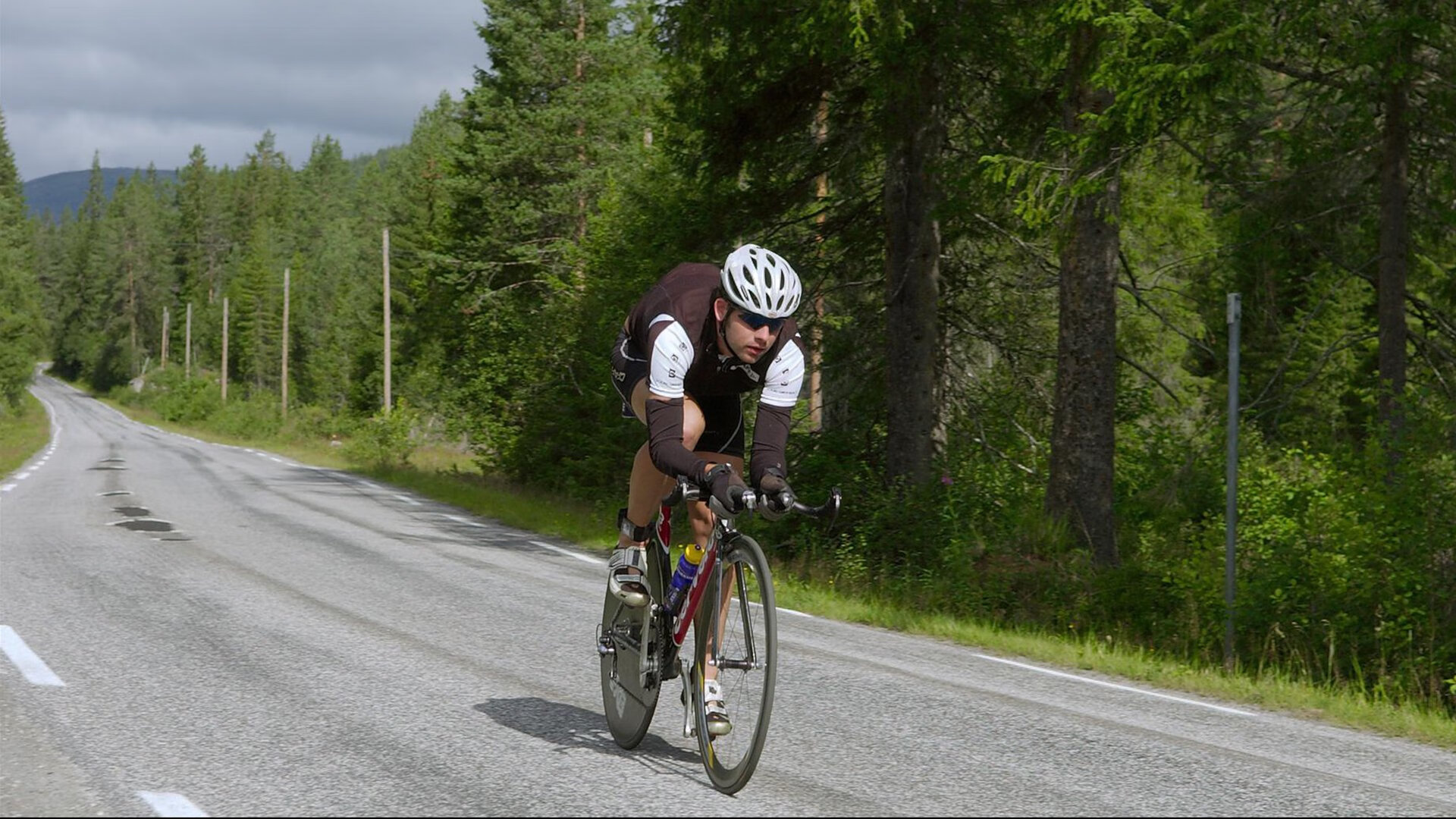 爱游戏中国官方网站平台-光影特技飞跃：夜空中的速度与美学
